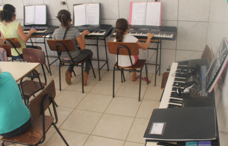 Projeto Tom Jobim de Alto Araguaia possui vagas abertas para aulas de teclado e canto