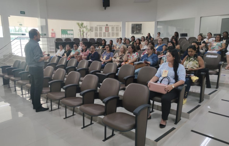 Professores da educação infantil e fundamental recebem capacitação do Sistema Família e Escola