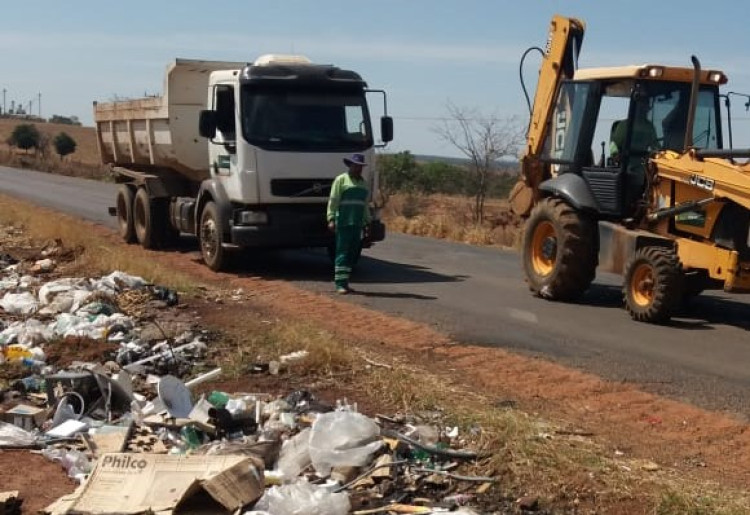 Secretaria de Obras e Infraestrutura recolhe lixo descartado de forma irregular às margens da MT-100