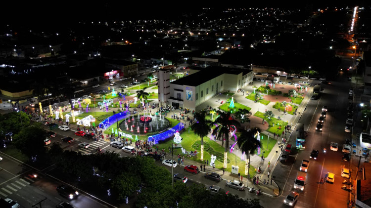 Prefeitura de Alto Araguaia inaugura tradicional decoração de Natal na Praça da Matriz