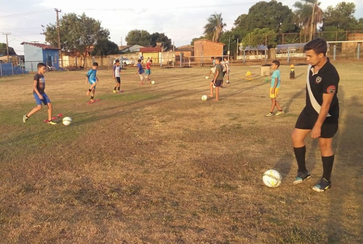 Escolinhas de vôlei, futsal e futebol estão com inscrições abertas em Alto Araguaia