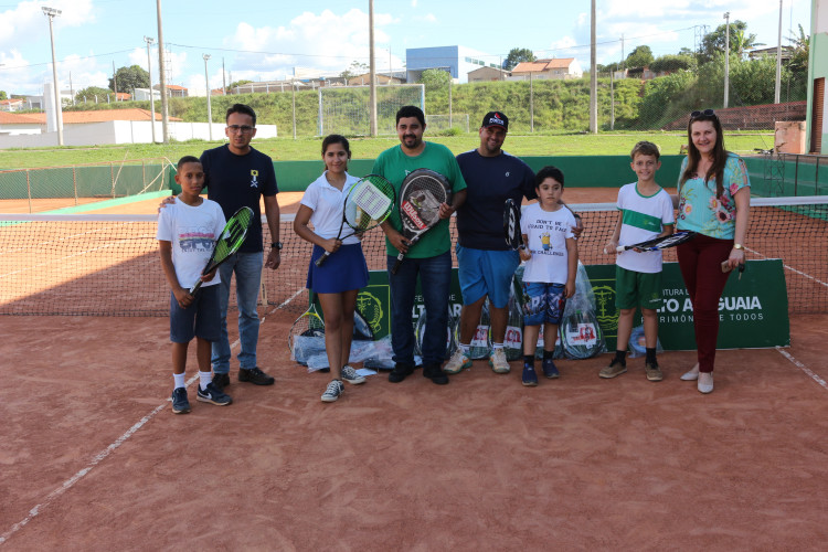 Novas raquetes e materiais de manutenção são entregues aos alunos do projeto “Todos no Tênis”, em Alto Araguaia