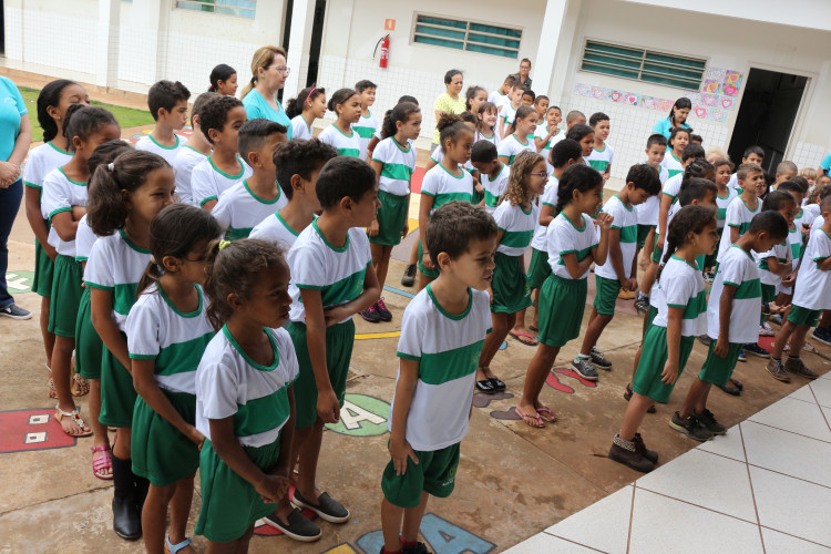 Prefeitura de Alto Araguaia faz aquisição e entrega 2 mil conjuntos de uniformes e 452 carteiras escolares