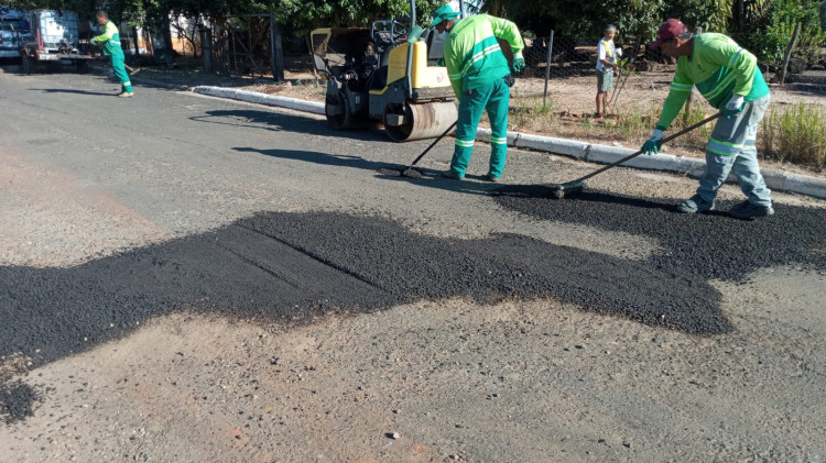 Secretaria de Infraestrutura realiza ações de limpeza, pintura e operação tapa-buracos em diversas ruas de Alto Araguaia