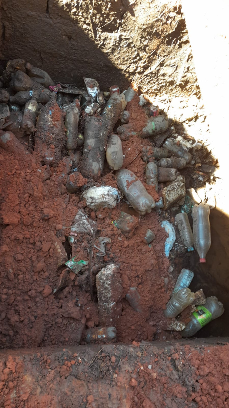 Obstrução de rede de esgoto por descarte irregular de lixo preocupa Prefeitura e agrava risco de alagamento em Alto Araguaia