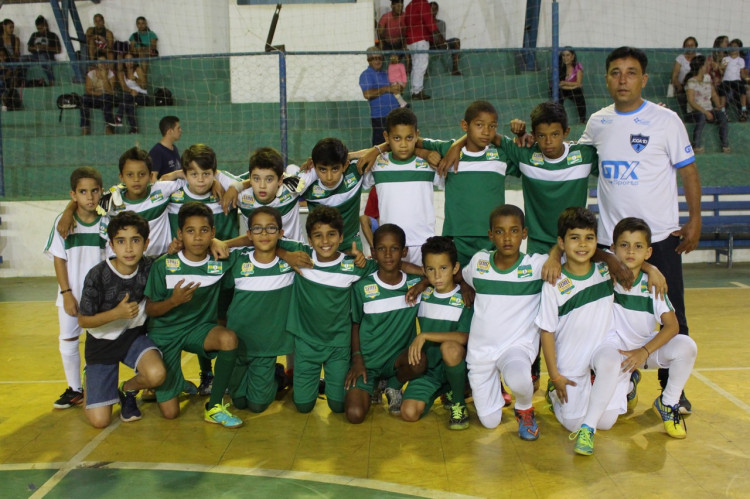 Crianças de projeto de Alto Araguaia participa de Tacinha Santa Rita de Futsal
