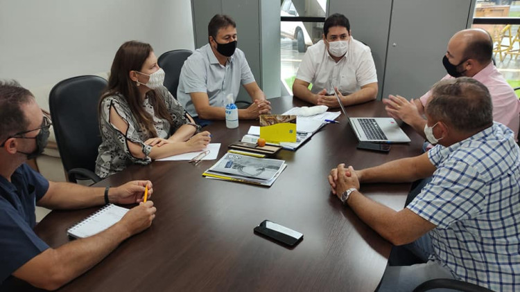 Prefeito, vice-prefeito e secretária de Educação se reúnem com diretoria da Unifimes