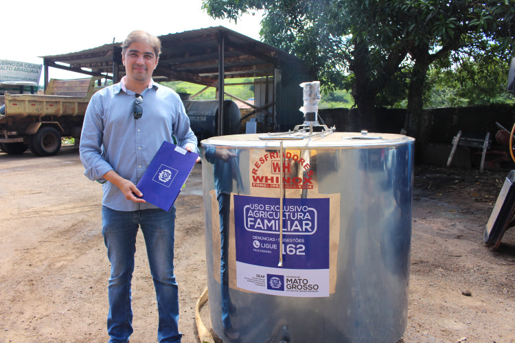 Pequenos produtores de Alto Araguaia recebem tanque resfriador de leite