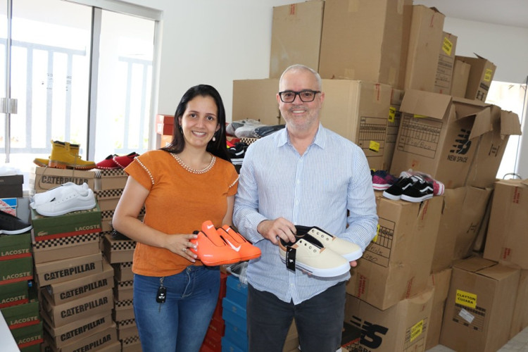 Secretaria de Assistência Social recebe 250 caixas de calçados repassados pela Polícia Civil
