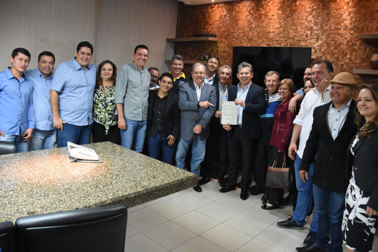 Prefeito, vice-prefeito e representantes de Alto Araguaia participam de cerimônia de entrega da LP para construção da fábrica de celulose