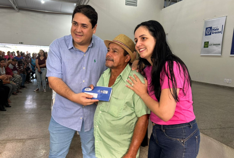 Alto Araguaia inicia entrega dos cartões Ser Família para 491 beneficiários