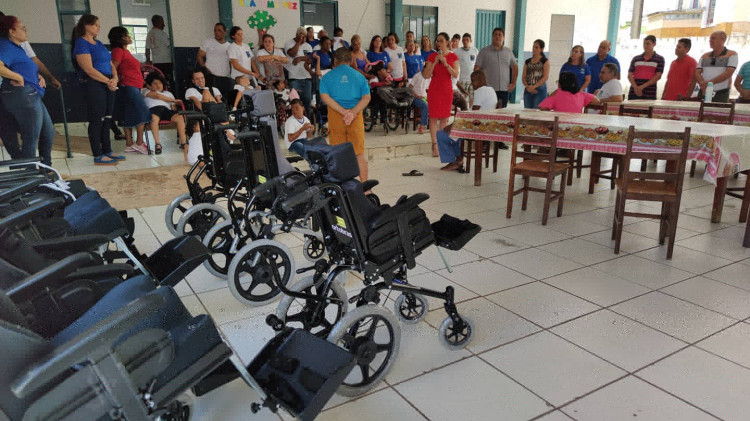 APAE de Alto Araguaia recebe oito cadeiras de rodas em projeto de parceria da Assistência Social e Justiça do Trabalho