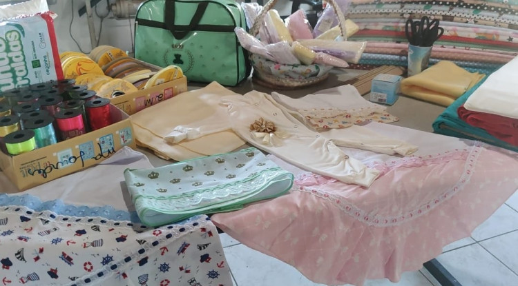 Gestantes fabricam os próprios kits maternidades através de projeto da Assistência Social