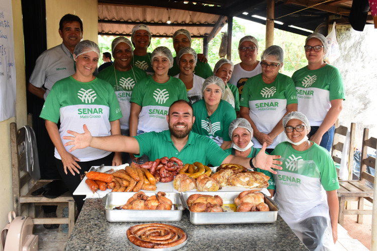 Mulheres recebem capacitação gratuita com curso de embutidos e defumado de frango