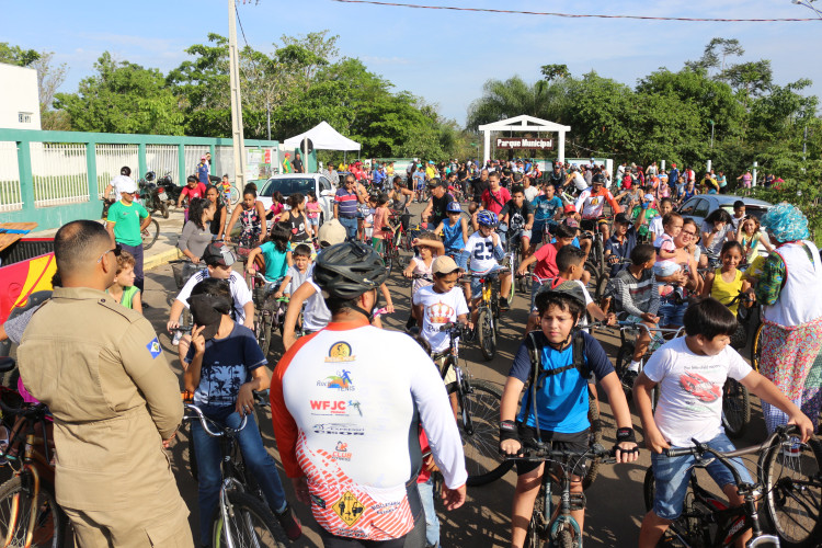 Passeio Ciclístico atrai centenas de pessoas para comemorar 80 anos de Alto Araguaia