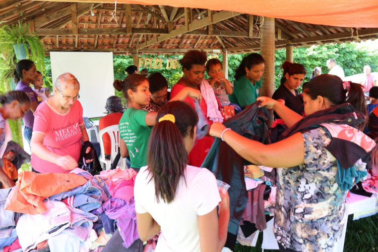 Assistência Social de Alto Araguaia promove bazar de roupas e encontro com mães no Jardim Novo Araguaia