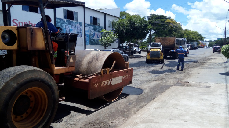 Após pedido de prefeito Gustavo Melo, governo inicia tapa-buracos na MT-100 sentido Alto Araguaia a Alto Taquari