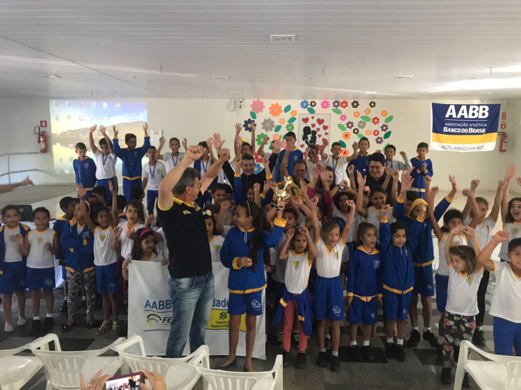 Crianças do Projeto AABB Comunidade de Alto Araguaia fazem homenagem as mães