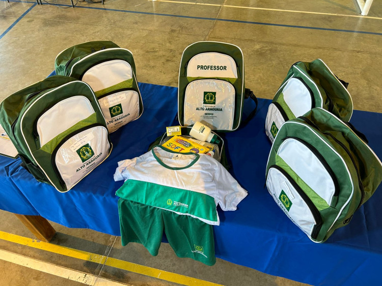 Prefeitura de Alto Araguaia entrega kits de material escolar, mochila e uniformes aos alunos da rede pública de ensino