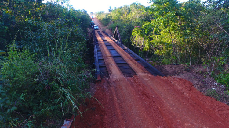 Prefeitura conclui reforma da ponte de madeira no Córrego Ribeirão Claro e mira outras três pontes na zona rural