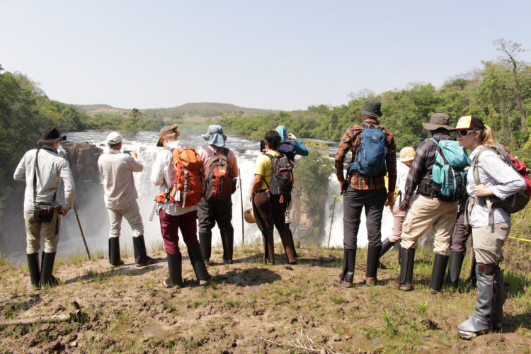 Secretaria de Turismo de Alto Araguaia acompanha 28 pesquisadores de dez países em estudos na Cachoeira Couto Magalhães