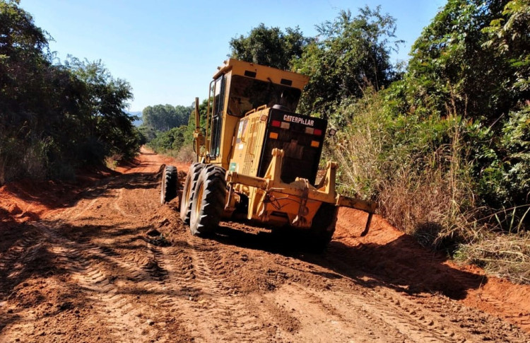 Trabalho em parceria com produtores auxilia na recuperação de estradas na zona rural