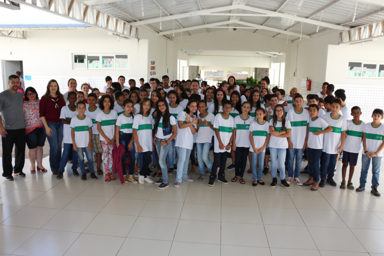 Prefeitura de Alto Araguaia entrega cerca de 4 mil uniformes para alunos da rede municipal