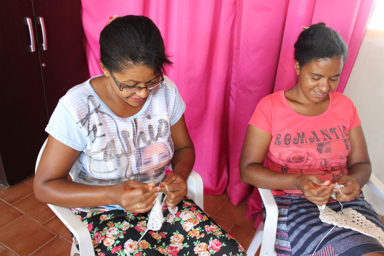 Curso de crochê proporciona distração e renda extra para mulheres assistidas por programas sociais e grupo Melhor Idade