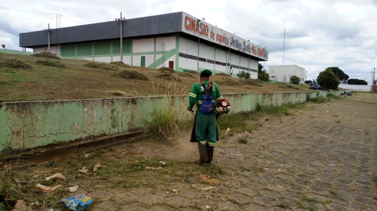 Poda de grama e limpeza em locais públicos é intensificada em Alto Araguaia