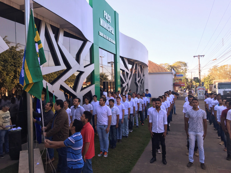 Jovens de Alto Araguaia dispensados do Serviço Militar realizam juramento à Bandeira