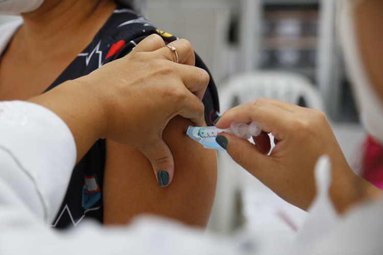 Saúde disponibiliza vacinação contra Covid e Gripe em horário ampliado nesta quinta-feira (24)