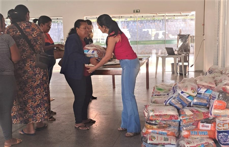Cestas de alimentos e kits de higiene são entregues para 100 famílias assistidas pela Assistência Social