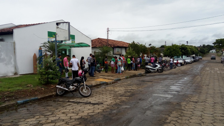 Oportunidades de emprego atraem dezenas de pessoas ao SINE de Alto Araguaia para 34 vagas