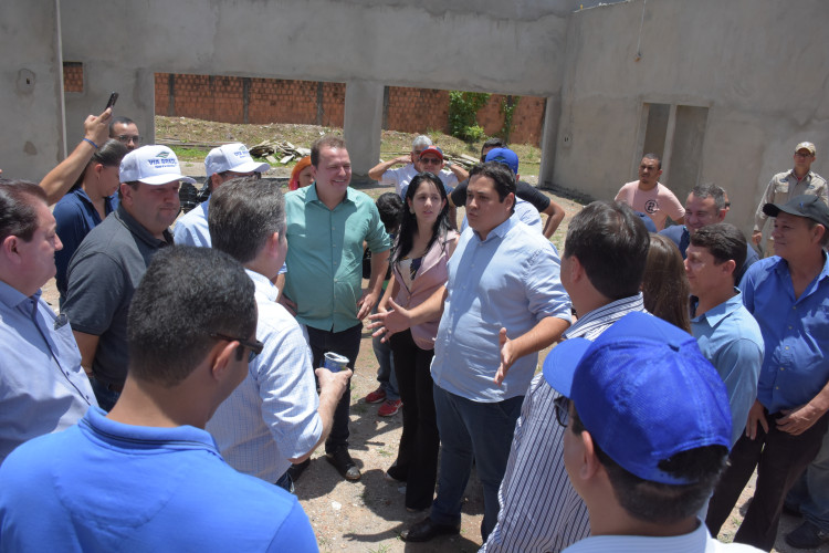 Em visita ao Centro da Melhor Idade de Alto Araguaia, governo garante repasse para conclusão da obra