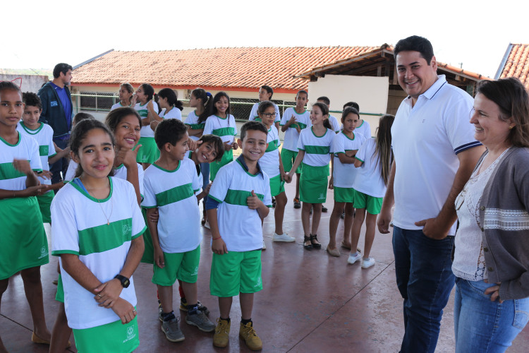 Alunos da Escola Adalcy da Conceição Rodrigues recebem 800 uniformes confeccionados por reeducandos