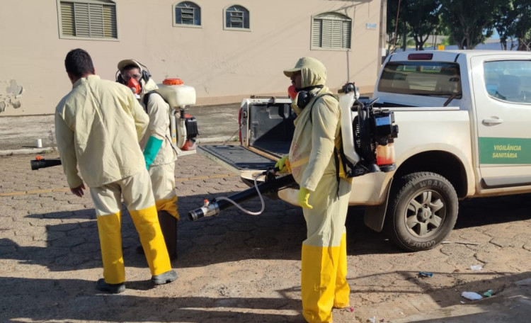 Vigilância realiza prevenção contra a dengue em ferro-velho e borracharias