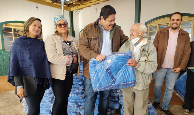Famílias agradecem cobertores doados através de ação da Prefeitura de Alto Araguaia e Governo de MT