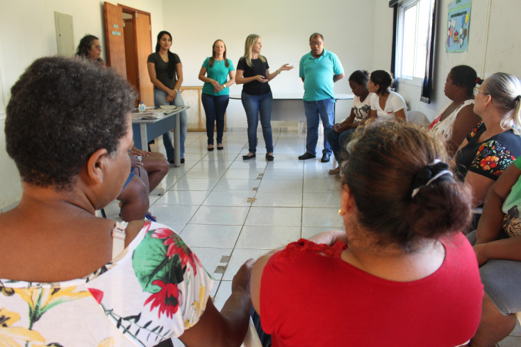 Assistência Social desenvolve curso de bordado com mulheres carentes