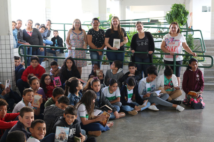 Papai Noel Pantaneiro doa livros para biblioteca da Escola Municipal José Inácio Fraga, em Alto Araguaia