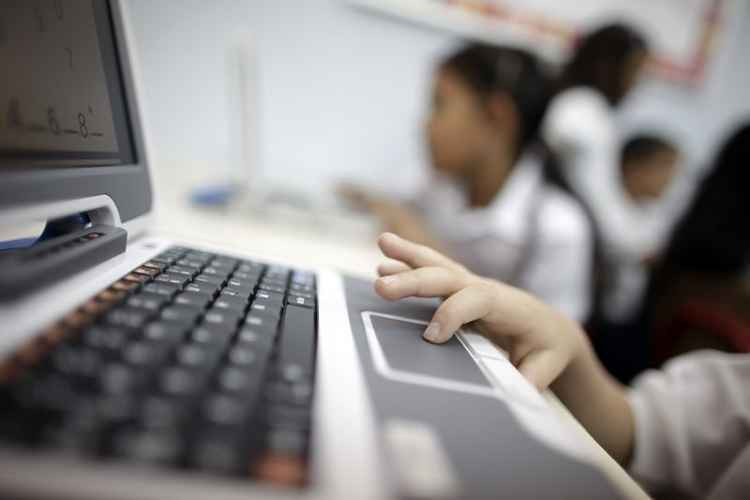 Educação convida pais de alunos da rede municipal para formação virtual por meio do Sistema Família e Escola