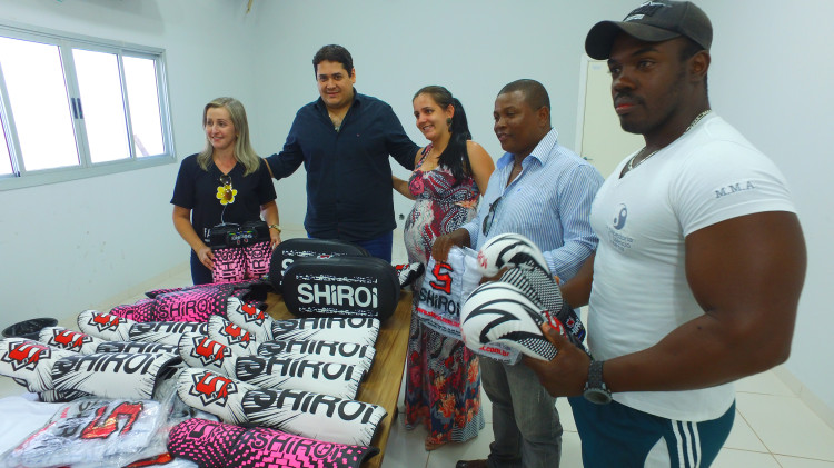 Prefeito Gustavo Melo entrega materiais e equipamentos esportivos para alunos do SCFV