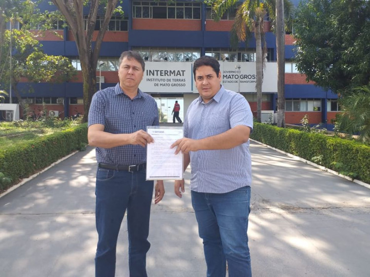 Prefeito e vice-prefeito retiram títulos de regularização do Distrito do Buriti no Intermat