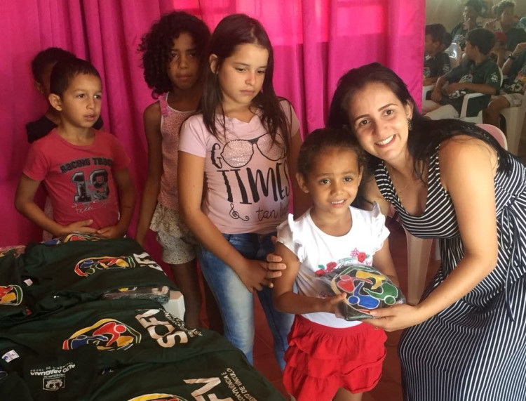 Prefeitura entrega 180 uniformes para alunos integrantes do SCFV em Alto Araguaia