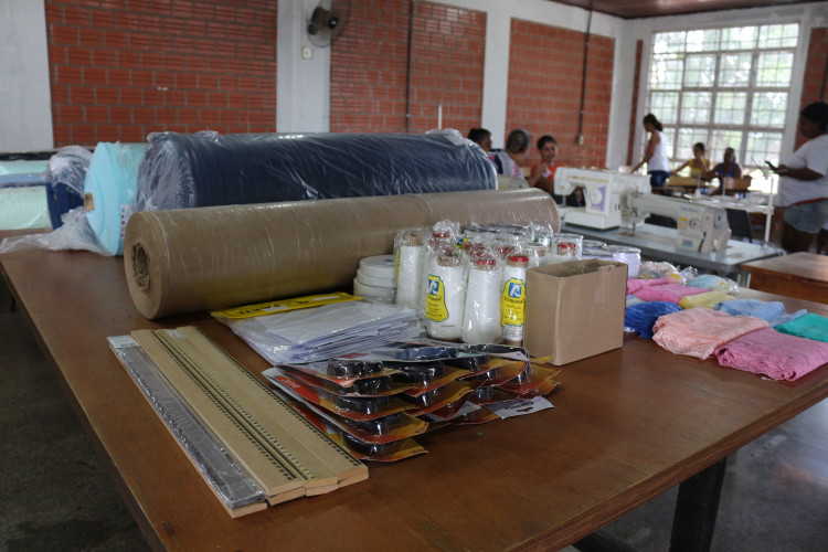 Assistência Social em parceria com Justiça do Trabalho realiza entrega de materiais para curso de corte e costura e artesanato