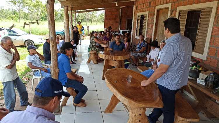 Prefeito e secretário de agricultura se reúnem com produtores da Comunidade Novo Horizonte
