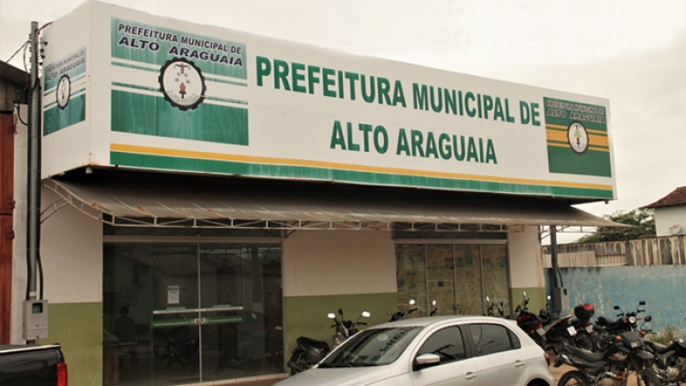 Alto Araguaia é contemplada com retroescavadeira do PAC 2