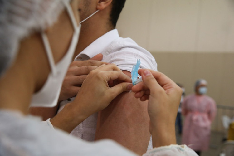 Alto Araguaia: Pessoas vacinadas com Coronavac devem tomar a 2ª dose na UBS Gair de Barros