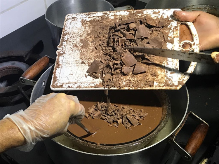 Oficina de ovos de chocolate leva oportunidade de renda às mulheres atendidas pela Serviço de Convivência