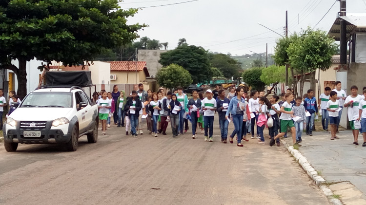 Alunos da Escola Adalcy Conceição Rodrigues fazem caminhada com panfletagem para alertar sobre mutirão de limpeza