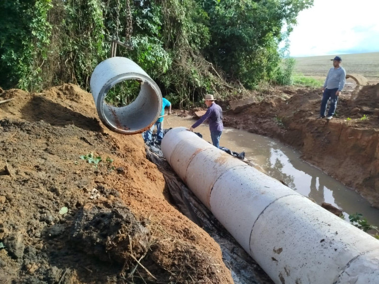 Parceria entre prefeituras e produtores rurais viabiliza substituição de bueiro e reforça logística agrícola